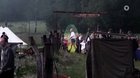 Gegen Nazis zu sein ist nicht links. Es ist nicht einmal wirklich politisch. Es sollte eine Selbstverständlichkeit in unserer Gesellschaft sein. Du musst dich nicht für Politik interessieren, wenn du diesen Luxus hast. Aber Faschismus & Rassismus ve