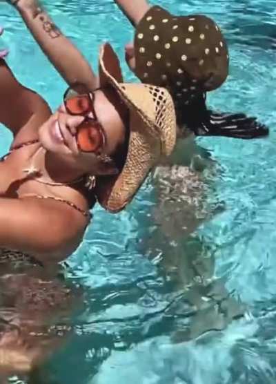 Sluts a’ swimmin