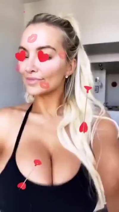 Lindsey Pelas