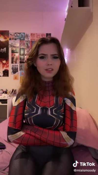 Miaismoody, 18, showing her perky and curvy figure