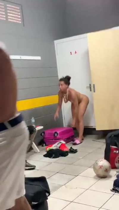 Trocando de roupa do vestiário masculino de futebol 👀