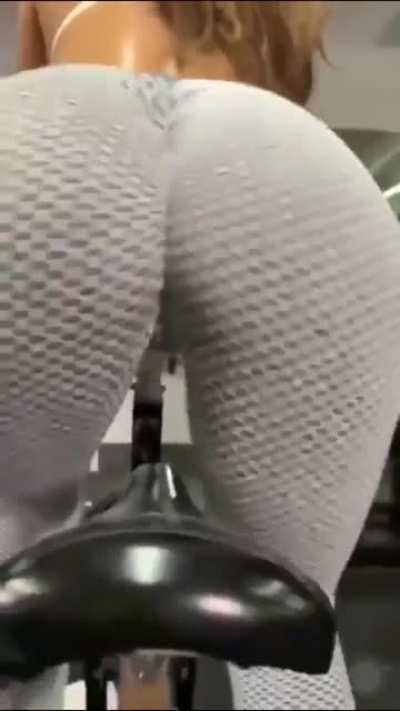 eiza González moviendo su culote
