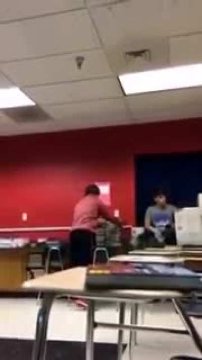Bully gets ko'd after spitting on kid with a broken arm