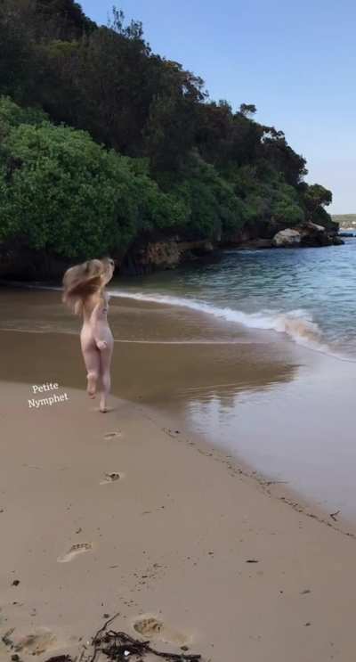 Ариэль возвр<wbr>ащает<wbr>ся в море.