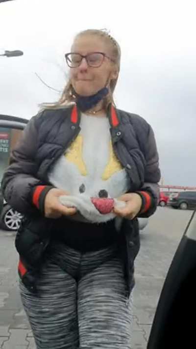 Cukierkowa Zgrywuska flashing her huge boobs in a parking lot