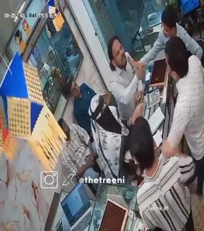 Jewellery warranty dispute escalates into violent clash - Kondhwa, Pune !