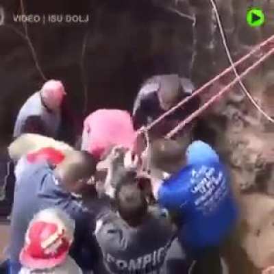 13-ти летний пацан вызва<wbr>лся спуст<wbr>иться в трубу, в которую упал и застрял там другой 3-х летний мальч<wbr>ик. Дело было в Румын<wbr>ии. Херо!