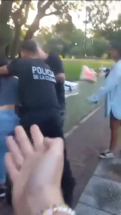 Tensa situación en Parque Avellaneda cuando un efectivo policial intentó incautar la mercadería de una vendedora