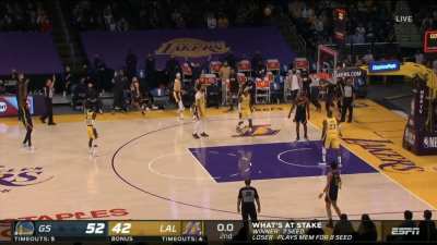 [Highlight] Curry beats the first half buzzer with a three only he can hit