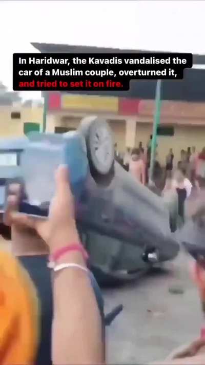 Hindutva mob surrounds & then overturns a car with a Muslim couple inside it