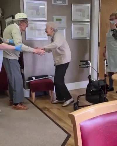 (Mansfield, England): After not seeing his wife Mary for several months due to the pandemic — Gordon surprised her by moving in to the assisted living home. 😊