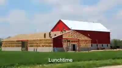 Amish construindo um celeiro em um dia.