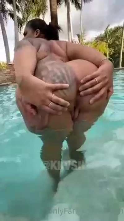 Pool💛Her full, up to date OF content folder⬇️