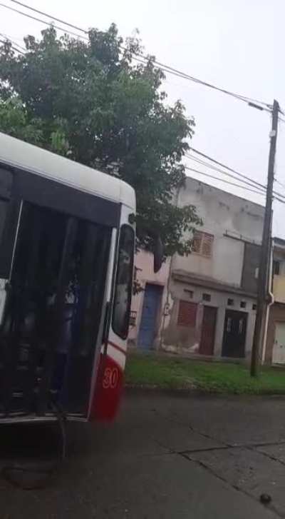 Motochorro choco contra un colectivo en Tucumán, estoy esperando que pasen la biografía del colectivo xd