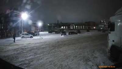 О чем думает человек видящий зарево и просто продолжающий идти мимо?