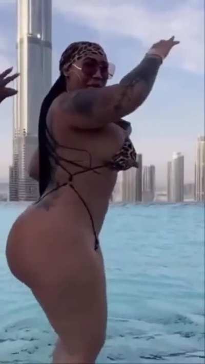 Thick Aunties 