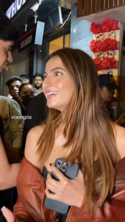 Kya kamaal ke chuche hai iss Randi Palak Tiwari ke, bohot gol aur cute ball jaise hai khelne aur chusne ka man ho raha hai. Saali kutiya apni maa jaisi hi randi banti jaa rahi hai harr din.