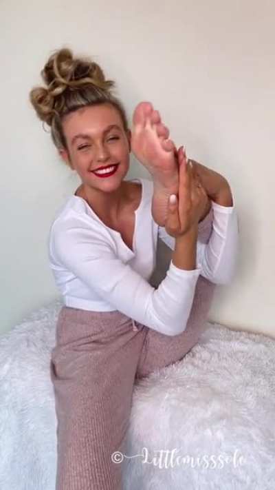 Would you get cozy in your PJ’s have a lazy day, listen to some good music with me and massage or worship my feet? 👣