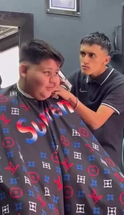 Barber hitting the pookie while cutting client’s hair