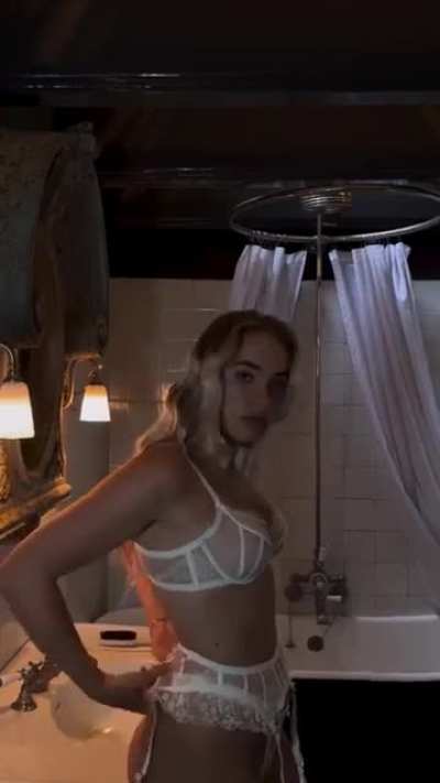Juultje Tieleman in lingerie