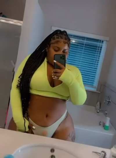 she showing that heavy ass thang off🥴🥴<wbr>🤤..fr<wbr>eak ass😩