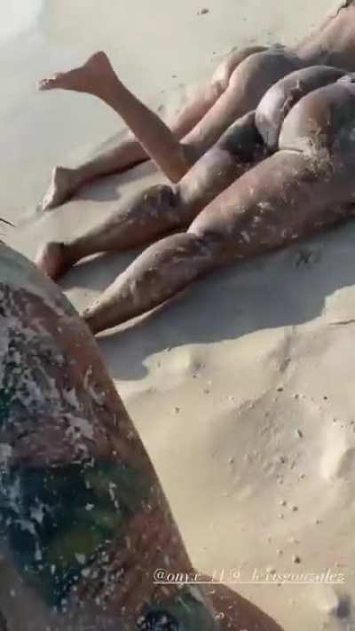 🍑 on the beach