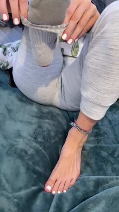 I heard you have a foot fetish, do you want to see my feet? 🥰