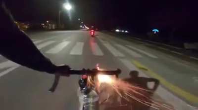 Bisikletli, kendisine sataşan motor<wbr>sikle<wbr>tlini<wbr>n amına koyuyor.