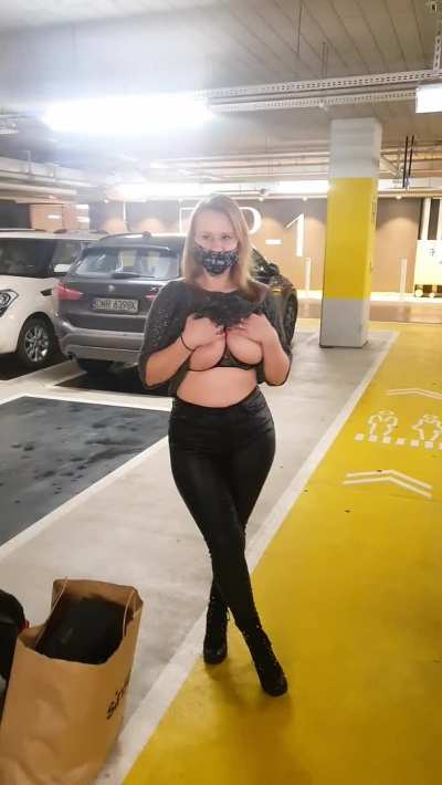 Big boobs, with full bags, waiting for a cab, meanwhile mnitoring cameras. We got you. Kisses
