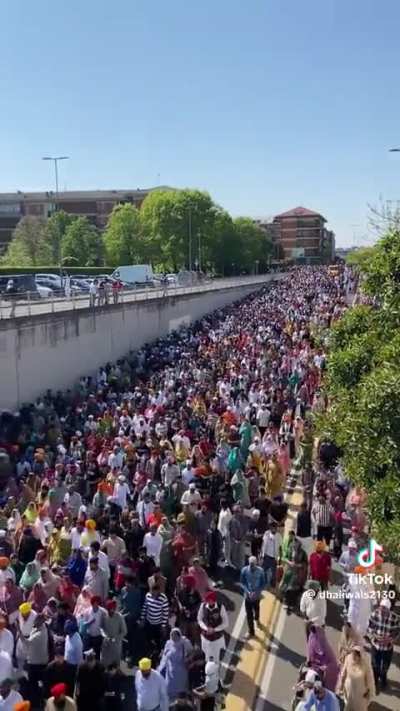 Procissão do Nagar Kirtan, uma das maiores celebrações sikhs do Punjab, realizada há 15 dias em Bréscia, Itália. A mesma terá lugar em Albufeira entre 24/04 e 03/05.