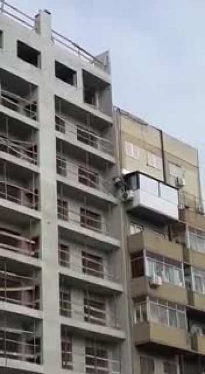 Ayer salí 5 minutos al balcón a tomar aire mientras esperaba que arranque mi clase, cuando me encontré con un albañil de la obra colándose al departamento vecino, habiendo robado una mac. En un onceavo piso