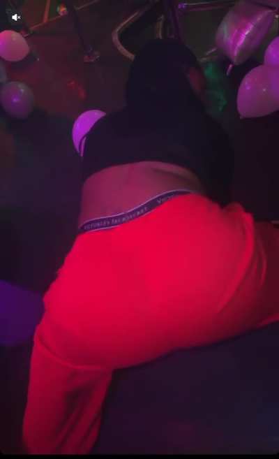 Bounce dat azz gurl😘