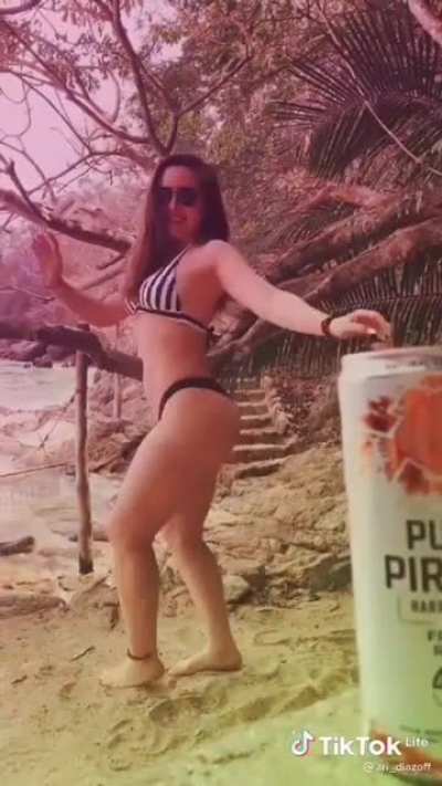 Ariadne Díaz enseñando su enorme culo