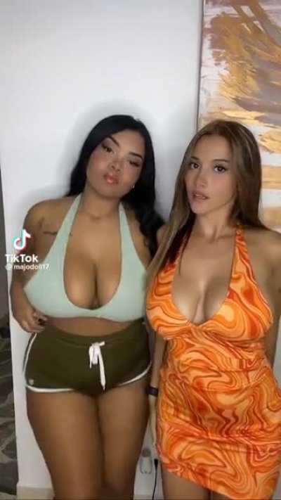 Tits everywhere 😍😍😍