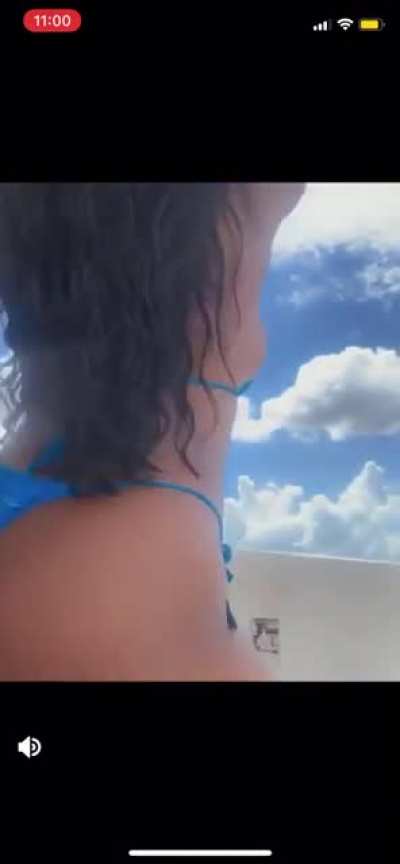 Twerking in bikini