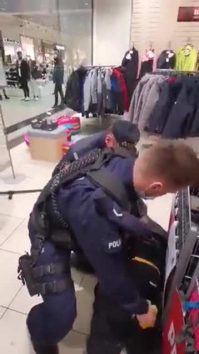 People refused to wear masks at mall and the situation escalated quickly