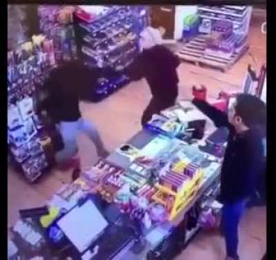 У Вас салфеточки не найдётся? Спасибо большое.