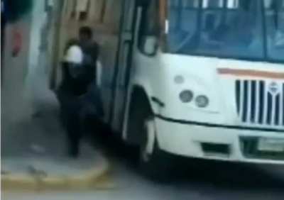 *lo atropella*
