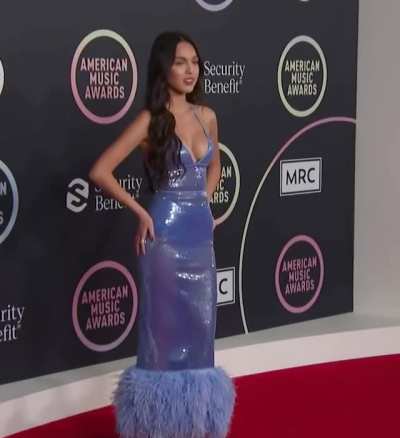 Olivia Rodrigo's killer body makes my cock throb, her curves are insane