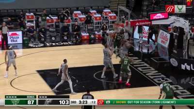 [Highlight] Khris Middleton blows by his defender on the baseline and finishes with a powerful dunk