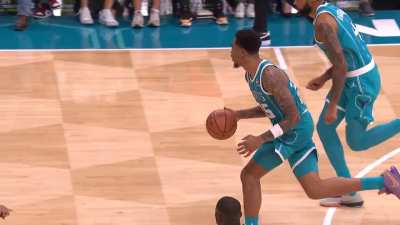 [Highlight] Brandon Miller with the electrifying 1 handed jam