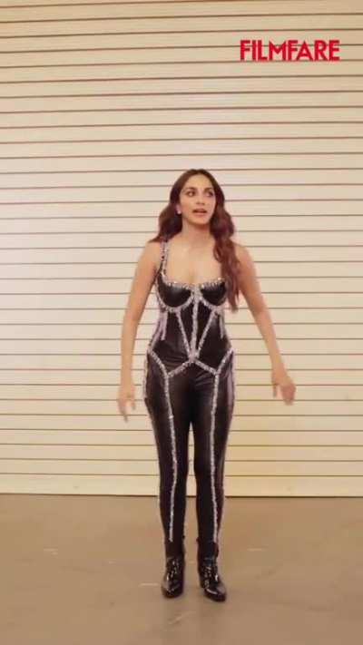 Kiara Advani showing all the poses