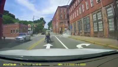 Impatient idiot overtakes and crashes