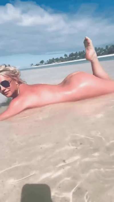 Britney Spears showing off her ass