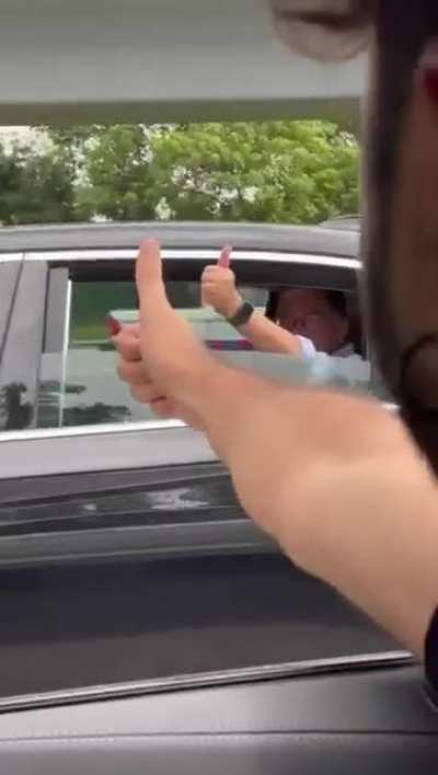Anwar otw to the palace.. he seems very happy..