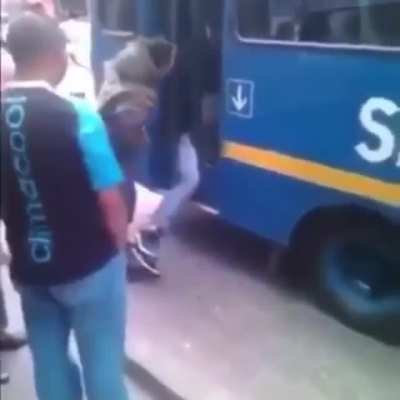 Que tengan buenas noches a todos, PD: el vato del vídeo salió ileso