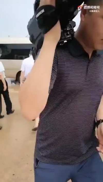 河南洪水，领导到安阳视察，这货智商不够，至少遛达一圈再走，摄像也不行，撤得太快，下车拍个照就走了