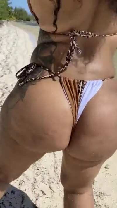 Robyn (@rob<wbr>yn_ba<wbr>nks_)