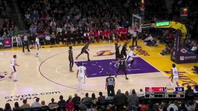 [Highlight] LeBron posts up, makes the 360 layup