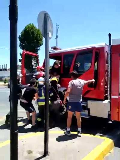 Mientras bomberos atendía un accidente vehícular en Carrera y Caupolicán en Concepción, un individuo intentó llevarse el carro de la Sexta